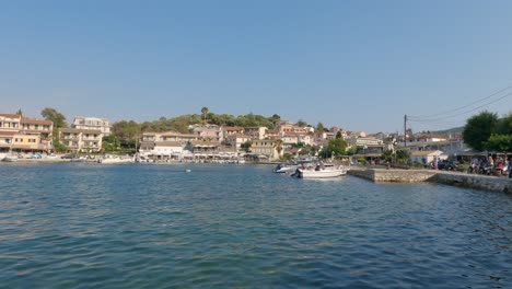 Blick-Auf-Geparkte-Boote-Und-Motorräder-Am-Ufer-In-Kassiopi,-Korfu,-Griechenland