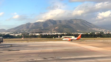 Timelapse-of-easyJet-planes-landing-and-arriving-at-Malaga-airport,-Spain