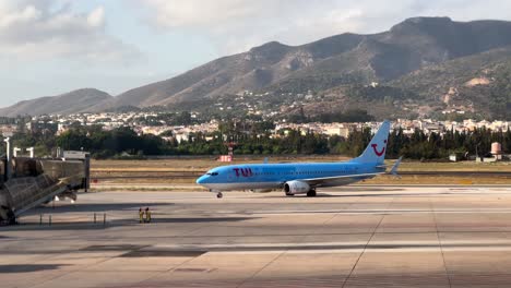 Avión-Tui-Conduciendo-Sobre-El-Asfalto-Del-Aeropuerto-En-España