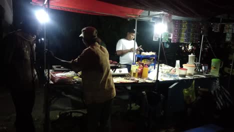 Straßenverkäufer-Bedienen-Nachtkäufer