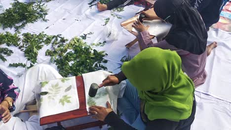 Varias-Mujeres-Hacen-Batik-Ecológico,-Ecoprint