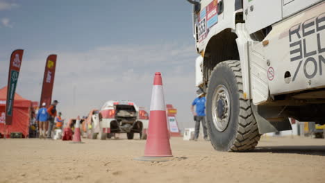 Dakar-rallye-rennlastwagen,-Der-Im-Wüstenlager-Fährt