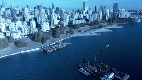 Lastkahn-Am-Strand-In-Vancouver-Falsches-Knarren-Demontage-An-Einem-Sonnigen-Herbstnachmittag,-Während-Auftragnehmer-Unermüdlich-Daran-Arbeiten,-Den-Frachtfrachter-Auseinander-Zu-Nehmen,-Der-Von-Der-Seefahrt-Zurückgekehrt-Ist