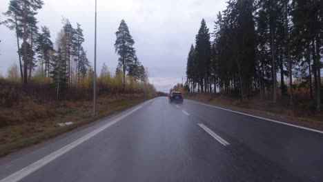 Pov-Shot-Fahren-Entlang-Der-Autobahn-Mit-Bauarbeiten