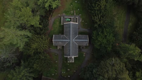 Eine-Sehr-Alte-Kirche-Außerhalb-Von-Edinburgh,-Aufgenommen-Von-Einer-Drohne
