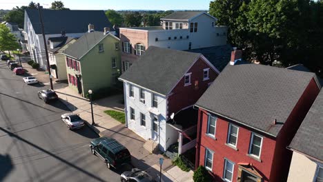 Historic-early-American-Colonial-homes-in-downtown