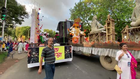 Video-Von-Menschen,-Die-Am-Tag-Von-Shubho-Bijoya-Um-Die-Wagen-Der-Göttin-Durga-Maa-Herumgehen