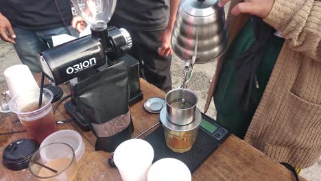 Kurzer-Workshop-Zur-Kaffeezubereitung-Auf-Dem-Stadtplatz
