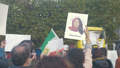 Demonstranten-Gedenken-Mahsa-Amini,-Der-Gegen-Das-Unterdrückerische-Iranische-Regime-Protestiert,-Dublin,-Irland
