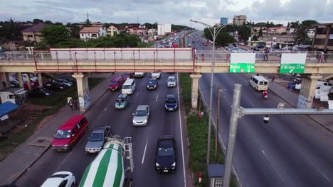 Antena-De-Tráfico-De-Vehículos-De-Accra-Ghana-Pasando-Por-Debajo-De-La-Pasarela-Superior