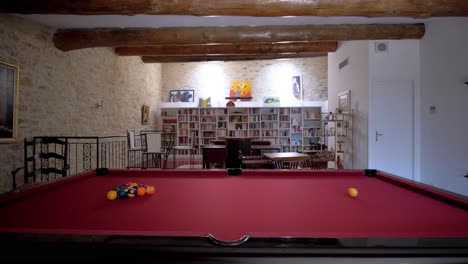 Freizeitraum-Mit-Billardtisch-Und-Bibliothek-Vintage-Property-Uchaud-Südfrankreich