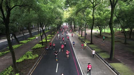 Drohnenaufnahme-Der-Läufer-Des-Mexiko-City-Marathons-Beim-Laufen-Entlang-Der-Paseo-De-La-Reforma-Avenue