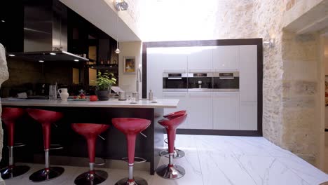 Moderne-Küche-Mit-Arbeitsplatteninsel,-Die-Mit-Schönem-Natürlichem-Licht-Gestaltet-Ist