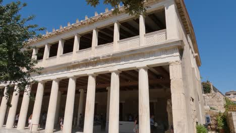 Vista-De-Stoa-De-Attalos-En-El-ágora-De-Atenas,-Fachada-Y-Columnas-Del-Edificio