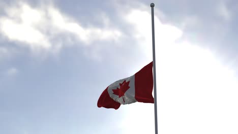 Flagge-Kanadas-Halbmast-Im-Wind