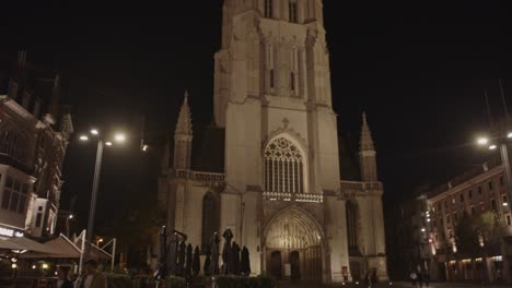 Incline-Hacia-Arriba-La-Hermosa-Torre-De-La-Catedral-En-Gante,-Bélgica-Por-La-Noche