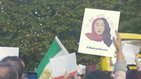 Demonstranten-Halten-Ein-Mahsa-Amini-Plakat-Hoch,-Das-Gegen-Das-Unterdrückerische-Iranische-Regime-Protestiert