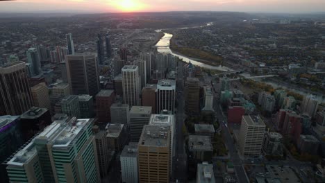 Sonnenuntergang-über-Dem-Stadtbild-Von-Calgary-Und-Dem-Bow-River,-Fallen-In-Kanada---Luftaufnahme