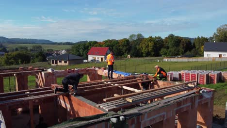 Arbeiter-Bauen-Neues-Dach,-Luftdrohne-Nahaufnahmeansicht-Der-Baustelle