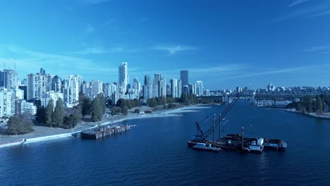 Die-Dekonstruktion-Des-Lastkahns,-Der-Letztes-Jahr-In-Die-Englische-Bucht-Von-Vancouver-Trieb-Und-Dort-Stecken-Blieb,-Ist-Jetzt-Vorbei
