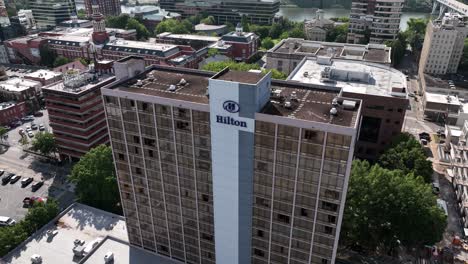 Aerial-view-in-front-of-the-Hilton-hotel,-in-sunny-Knoxville,-USA---ascending,-tilt,-drone-shot
