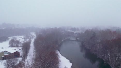 Drohnenaufnahme-Des-Boise-River-In-Idaho-An-Einem-Kalten-Wintertag