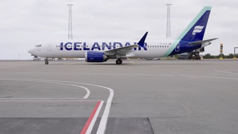 Avión-Boeing-De-Icelandair-Moviéndose-En-El-Aeropuerto-De-Asfalto-De-Hormigón-En-Un-Día-Nublado