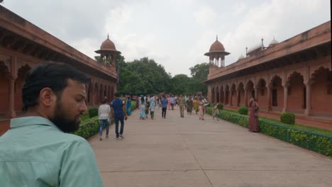 Indischer-Männlicher-Tourist,-Der-Im-Taj-Mahal-Unesco-welterbe-Spazieren-Geht