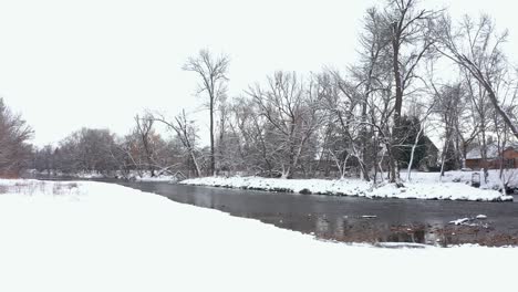 Boise-River-In-Idaho-Mit-Schnee,-Der-Den-Boden-Um-Ihn-Herum-Bedeckt