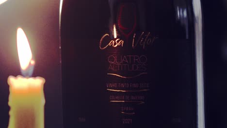 Brasilianischer-Wein,-Der-Von-Einer-Kerze-Beleuchtet-Wird,-In-Einem-Sehr-Intimen-Konzept-Von-Luxus