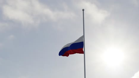 Flag-of-Russia-half-mast-in-the-wind