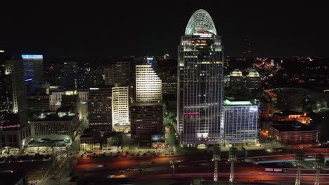 Aerial-view-around-the-Great-American-Tower-and-the-evening-skyline-of-Cincinnati,-USA