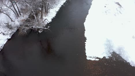 Obenliegende-Luftaufnahme-Des-Flusses-Boise-In-Idaho-Mit-Schnee,-Der-Den-Boden-Bedeckt