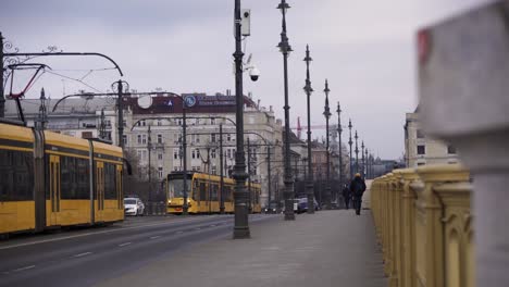 Verkehr-über-Die-Margaretenbrücke-In-Budapest,-Ungarn,-Straßenbahn-Und-Autos-Fahren