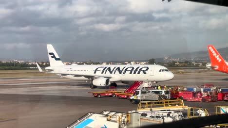 Avión-De-Finnair-En-La-Pista-Del-Aeropuerto