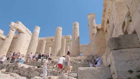 Tourists-view-the-Propylaia,-entrance-to-the-Acropolis-of-Athens,-pillars-of-ancient-Greek-civilization