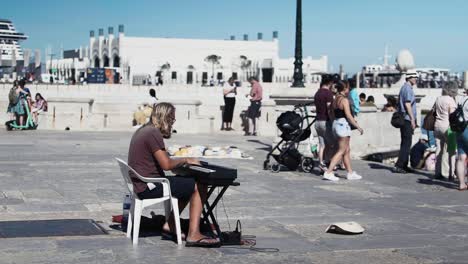 Musiker-Spielt-Keyboard-Auf-Dem-Commerce-Plaza-In-Lissabon,-Während-Leute-Vorbeigehen