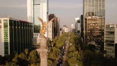 Bronzener-Engel-Der-Unabhängigkeit,-Der-Zur-Goldenen-Stunde-Den-Frieden-In-Mexiko-stadt-Bewahrt