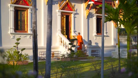 Monje-Con-Túnica-Naranja-Entrando-Al-Edificio-Del-Templo-En-Chiang-Mai,-Tailandia