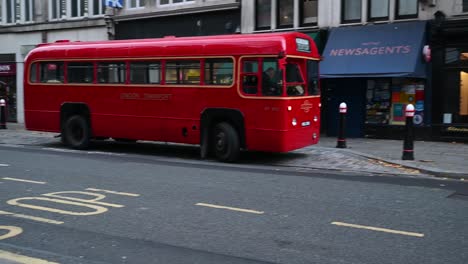 Old-Style-of-Bus-within-the-City-of-London,-United-Kingdom