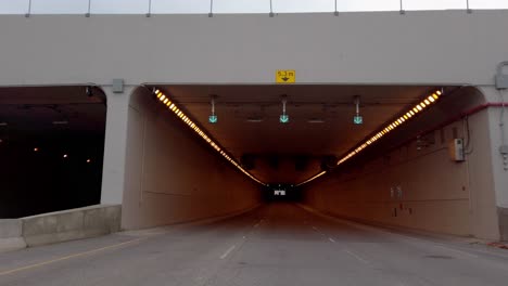 Entrando-En-El-Túnel-Pov-Con-Ventilaciones-Y-Luces-Calgary-Alberta-Canada