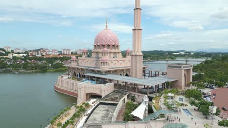 Rosa-Moschee-Oder-Putra-Moschee-In-Putrajaya