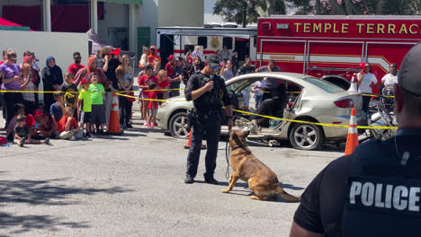 Eine-Polizeidemonstrationsshow-Vor-Der-Feuerwache-Der-Tempelterrasse-In-Florida-Mit-Einer-Menge-Von-Erwachsenen-Und-Kindern-Bei-Einer-Feuer--Und-Sicherheitsveranstaltung