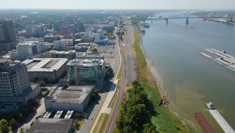 Mississippi-River-Und-Downtown-Baton-Rouge,-Louisiana-Luftverfolgung-Rechts