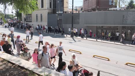 The-Sultan-Ahmed-Street-is-crowded-with-pedestrians-on-July-9,-2022-in-Istanbul,-Turkey
