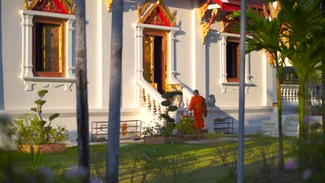 Monje-Con-Túnica-Naranja-Entrando-Al-Edificio-Del-Templo-En-Chiang-Mai,-Tailandia