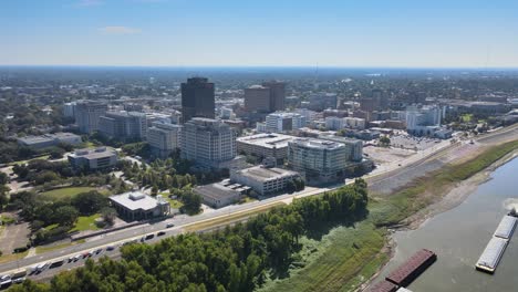 Downtown-Baton-Rouge,-Louisiana-Wide-Aerial-Umkreist-Links