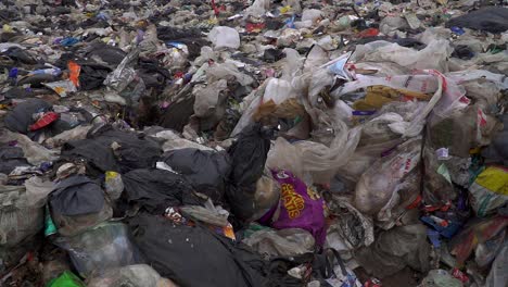 Nicht-Recycelbarer-Abfall,-Der-Auf-Einer-Deponie-Entsorgt-Wird