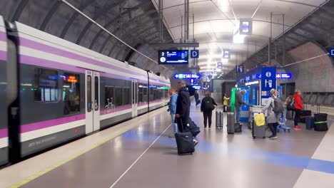 El-Tren-Finavia-Conecta-El-Aeropuerto-De-Helsinki-vantaa-Con-El-Centro-De-Helsinki,-La-Capital-Finlandesa