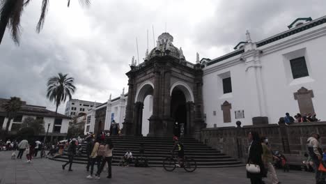 Quito-Plaza-Grande-Unabhängigkeitsplatz-Ecuador-Stadtplatz-Stadtleben